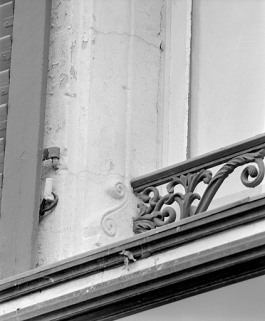 Maison 27, place Denfert-Rochereau. Détail d'une fenêtre du premier étage. Deuxième moitié 16e siècle. © Région Bourgogne-Franche-Comté, Inventaire du patrimoine