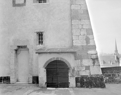 Façade sur la cour de l'Ours de la tour en éperon. À gauche, ancienne entrée de la salle du rez-de-chaussée ; à droite, porte ouvrant sur un escalier droit conduisant à la salle du puits. © Région Bourgogne-Franche-Comté, Inventaire du patrimoine