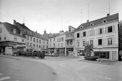 Place Albert-Thomas, côtés sud et est. © Région Bourgogne-Franche-Comté, Inventaire du patrimoine Place Albert-Thomas, côtés sud et est. © Région Bourgogne-Franche-Comté, Inventaire du patrimoine