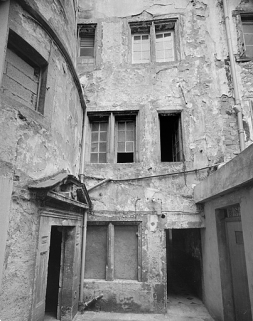 Façade sur cour du premier corps de bâtiment et tour d'escalier. © Région Bourgogne-Franche-Comté, Inventaire du patrimoine