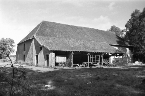 La halle à charbon vue de trois quarts arrière en 1987. © Région Bourgogne-Franche-Comté, Inventaire du patrimoine La halle à charbon vue de trois quarts arrière en 1987. © Région Bourgogne-Franche-Comté, Inventaire du patrimoine
