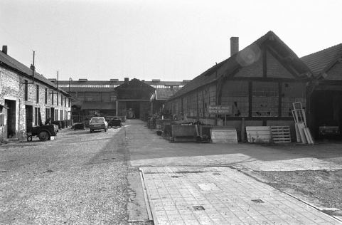 Logements ouvriers (à gauche) et ateliers de fabrication depuis le nord en 1987. © Région Bourgogne-Franche-Comté, Inventaire du patrimoine Logements ouvriers (à gauche) et ateliers de fabrication depuis le nord en 1987. © Région Bourgogne-Franche-Comté, Inventaire du patrimoine