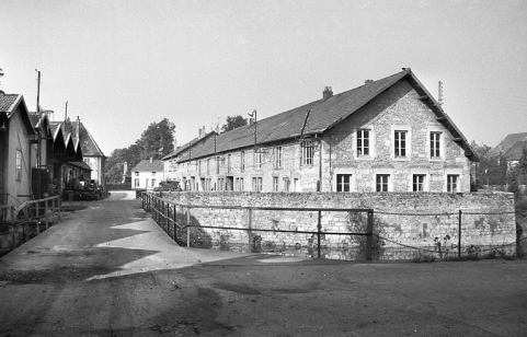 Halle à charbon reconvertie en logements ouvriers. Vue de trois quarts en 1987. © Région Bourgogne-Franche-Comté, Inventaire du patrimoine Halle à charbon reconvertie en logements ouvriers. Vue de trois quarts en 1987. © Région Bourgogne-Franche-Comté, Inventaire du patrimoine