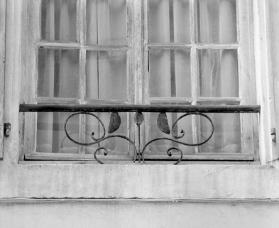 Façade sur rue. Détail d'un balconnet. © Région Bourgogne-Franche-Comté, Inventaire du patrimoine