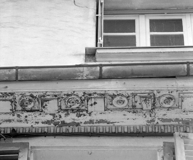 Façade sur rue. Détail de la corniche. © Région Bourgogne-Franche-Comté, Inventaire du patrimoine