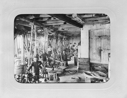 Intérieur d'un atelier de fabrication (tréfilerie ou clouterie), 1899-1900. © Région Bourgogne-Franche-Comté, Inventaire du patrimoine ;  Archives départementales du Doubs Intérieur d'un atelier de fabrication (tréfilerie ou clouterie), 1899-1900. © Région Bourgogne-Franche-Comté, Inventaire du patrimoine ;  Archives départementales du Doubs