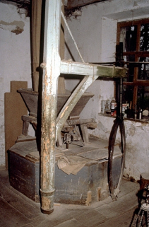 Intérieur : rez-de-chaussée, salle des meules, meules et potence. © Région Bourgogne-Franche-Comté, Inventaire du patrimoine