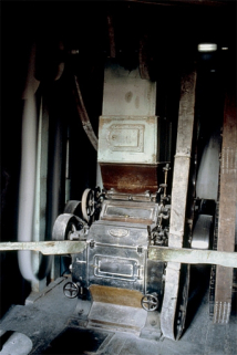 Intérieur : rez-de-chaussée, salle des meules, convertisseur vu de trois quarts. © Région Bourgogne-Franche-Comté, Inventaire du patrimoine