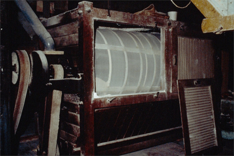 Intérieur : étage, salle de la bluterie, bluterie centrifuge. © Région Bourgogne-Franche-Comté, Inventaire du patrimoine