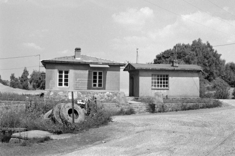 Bureau (A) et bâtiment de la bascule (B), vus de l'ouest. © Région Bourgogne-Franche-Comté, Inventaire du patrimoine