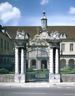 Le portail d'entrée de la cour. © Région Bourgogne-Franche-Comté, Inventaire du patrimoine