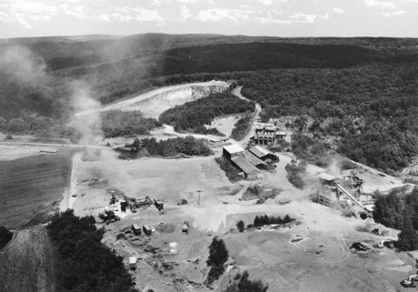 Moissey (39. Jura). Vue aérienne. Les carrières, après 1968. © Région Bourgogne-Franche-Comté, Inventaire du patrimoine