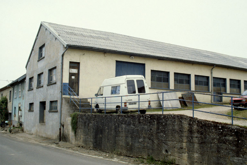 Atelier de fabrication (B), vu de trois quarts gauche. À l'étage de soubassement, porte de chargement donnant sur le magasin. © Région Bourgogne-Franche-Comté, Inventaire du patrimoine