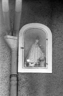 Statuette de la Vierge, sur la façade latérale gauche. © Région Bourgogne-Franche-Comté, Inventaire du patrimoine
