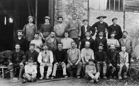 Une équipe de l'atelier de construction. © Région Bourgogne-Franche-Comté, Inventaire du patrimoine Une équipe de l'atelier de construction. © Région Bourgogne-Franche-Comté, Inventaire du patrimoine