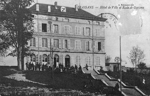 Fraisans - Hôtel de ville et Ecole de garçons. © Région Bourgogne-Franche-Comté, Inventaire du patrimoine Fraisans - Hôtel de ville et Ecole de garçons. © Région Bourgogne-Franche-Comté, Inventaire du patrimoine