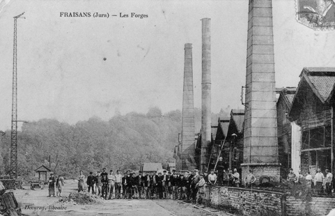 Fraisans (Jura) - Les Forges : ouvriers et bâtiment de la Forge Neuve vus du nord-ouest. © Région Bourgogne-Franche-Comté, Inventaire du patrimoine Fraisans (Jura) - Les Forges : ouvriers et bâtiment de la Forge Neuve vus du nord-ouest. © Région Bourgogne-Franche-Comté, Inventaire du patrimoine
