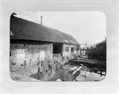 Vieille Forge à la fin du 19e siècle : construction du bâtiment des turbines en avant de la clouterie (à gauche). © Région Bourgogne-Franche-Comté, Inventaire du patrimoine Vieille Forge à la fin du 19e siècle : construction du bâtiment des turbines en avant de la clouterie (à gauche). © Région Bourgogne-Franche-Comté, Inventaire du patrimoine