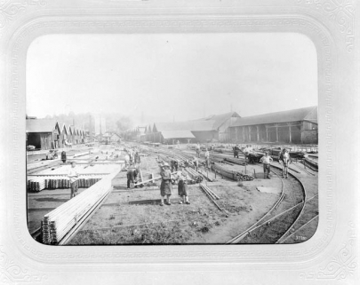 Aire séparant le bâtiment de la Forge Neuve (à gauche) de l'atelier de construction, à la fin du 19e siècle. © Région Bourgogne-Franche-Comté, Inventaire du patrimoine Aire séparant le bâtiment de la Forge Neuve (à gauche) de l'atelier de construction, à la fin du 19e siècle. © Région Bourgogne-Franche-Comté, Inventaire du patrimoine