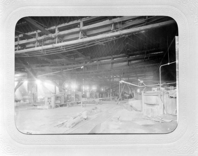 Intérieur du bâtiment de la Forge Neuve, à la fin du 19e siècle : laminoirs (à tôle ?) et fours (à souder ?). © Région Bourgogne-Franche-Comté, Inventaire du patrimoine Intérieur du bâtiment de la Forge Neuve, à la fin du 19e siècle : laminoirs (à tôle ?) et fours (à souder ?). © Région Bourgogne-Franche-Comté, Inventaire du patrimoine
