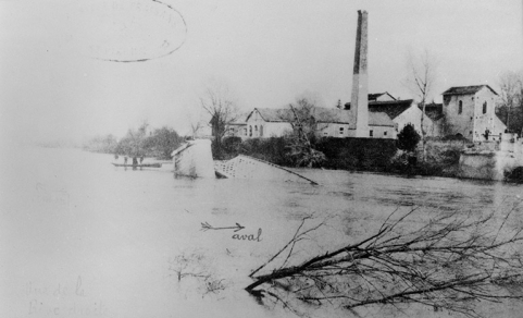 L'usine et le pont lors de la crue de 1910. © Région Bourgogne-Franche-Comté, Inventaire du patrimoine