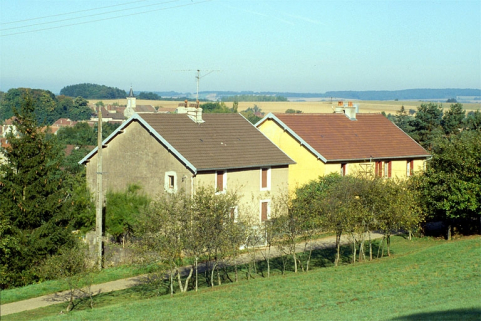 La "Caserne" (logement d'ouvriers A, B) vue de trois quarts gauche. © Région Bourgogne-Franche-Comté, Inventaire du patrimoine