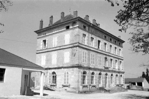 Logement patronal vu de trois quarts gauche. © Région Bourgogne-Franche-Comté, Inventaire du patrimoine Logement patronal vu de trois quarts gauche. © Région Bourgogne-Franche-Comté, Inventaire du patrimoine