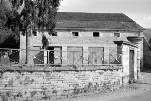 Façade antérieure des écuries. © Région Bourgogne-Franche-Comté, Inventaire du patrimoine Façade antérieure des écuries. © Région Bourgogne-Franche-Comté, Inventaire du patrimoine