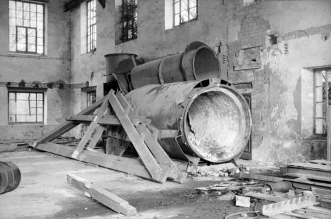 Forge Neuve. Centrale électrique : élément de fourneau (?) dans la salle des machines (H). © Région Bourgogne-Franche-Comté, Inventaire du patrimoine Forge Neuve. Centrale électrique : élément de fourneau (?) dans la salle des machines (H). © Région Bourgogne-Franche-Comté, Inventaire du patrimoine