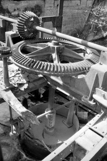 Vieille Forge. Bâtiment d'eau dit le Sénat : détail d'une turbine et de ses engrenages. © Région Bourgogne-Franche-Comté, Inventaire du patrimoine Vieille Forge. Bâtiment d'eau dit le Sénat : détail d'une turbine et de ses engrenages. © Région Bourgogne-Franche-Comté, Inventaire du patrimoine