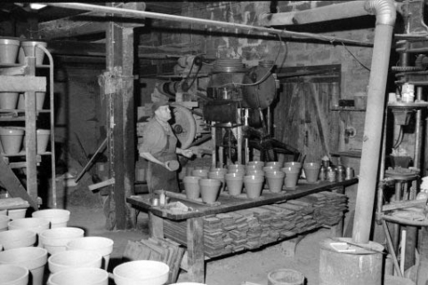 Fabrication des pots de fleur par M. Martin. © Région Bourgogne-Franche-Comté, Inventaire du patrimoine