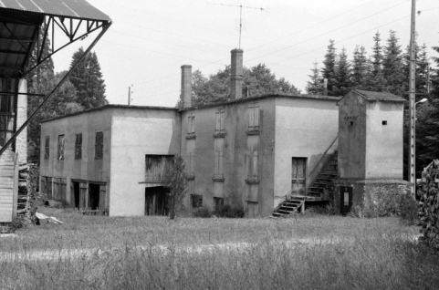 Transformateur (C), logement patronal (B) et atelier de fabrication (A), depuis le sud-ouest. © Région Bourgogne-Franche-Comté, Inventaire du patrimoine