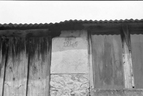 Atelier de fabrication (D) : date portée sur le pilier central du mur sud. © Région Bourgogne-Franche-Comté, Inventaire du patrimoine