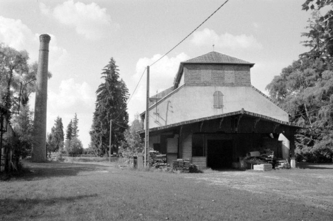 Cheminée d'usine (F), hangar (E) et atelier de fabrication (D). © Région Bourgogne-Franche-Comté, Inventaire du patrimoine