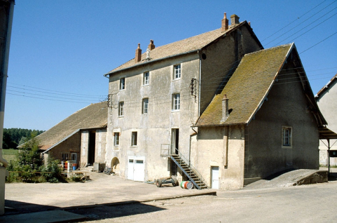 Façade antérieure, de trois quarts droit. © Région Bourgogne-Franche-Comté, Inventaire du patrimoine