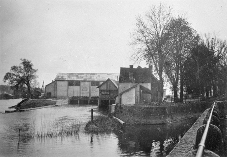 Station et moulin. Côté canal d'amenée. © Région Bourgogne-Franche-Comté, Inventaire du patrimoine