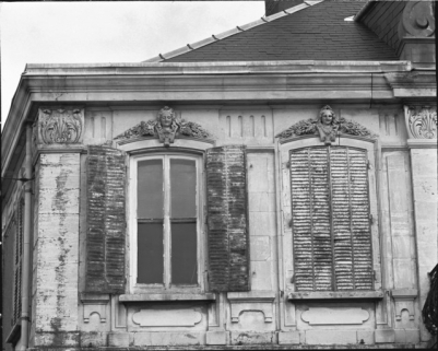 Façade antérieure de l'habitation. Détail des baies gauches de l'étage en 1988. © Région Bourgogne-Franche-Comté, Inventaire du patrimoine