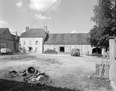Vue des bâtiments à gauche de la cour : de face. © Région Bourgogne-Franche-Comté, Inventaire du patrimoine
