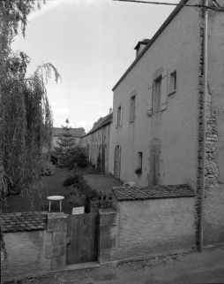 Façades postérieures des bâtiments situés à gauche de la cour. © Région Bourgogne-Franche-Comté, Inventaire du patrimoine