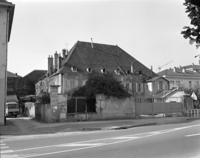 Vue d'ensemble de la maison depuis la rue, avant restauration. © Région Bourgogne-Franche-Comté, Inventaire du patrimoine Vue d'ensemble de la maison depuis la rue, avant restauration. © Région Bourgogne-Franche-Comté, Inventaire du patrimoine