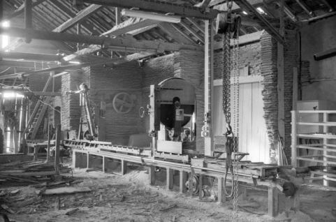 Intérieur de l'atelier de fabrication : scie Marcol. © Région Bourgogne-Franche-Comté, Inventaire du patrimoine Intérieur de l'atelier de fabrication : scie Marcol. © Région Bourgogne-Franche-Comté, Inventaire du patrimoine