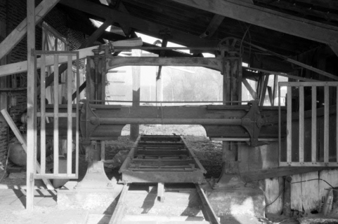 Scie "manchotte" : châssis horizontal à lame unique. Le châssis est actionné par la bielle oblique à droite. © Région Bourgogne-Franche-Comté, Inventaire du patrimoine Scie "manchotte" : châssis horizontal à lame unique. Le châssis est actionné par la bielle oblique à droite. © Région Bourgogne-Franche-Comté, Inventaire du patrimoine
