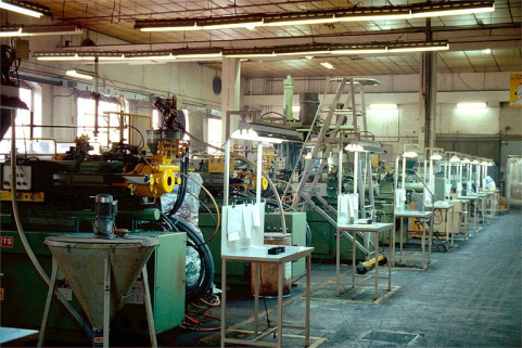 Intérieur de l'atelier de fabrication : presses à injecter. © Région Bourgogne-Franche-Comté, Inventaire du patrimoine Intérieur de l'atelier de fabrication : presses à injecter. © Région Bourgogne-Franche-Comté, Inventaire du patrimoine
