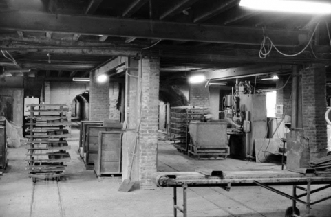 Atelier (A) : presse et ancien four Hoffmann. © Région Bourgogne-Franche-Comté, Inventaire du patrimoine