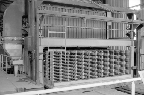 Atelier (M) : four à bassin en cours de chargement. © Région Bourgogne-Franche-Comté, Inventaire du patrimoine