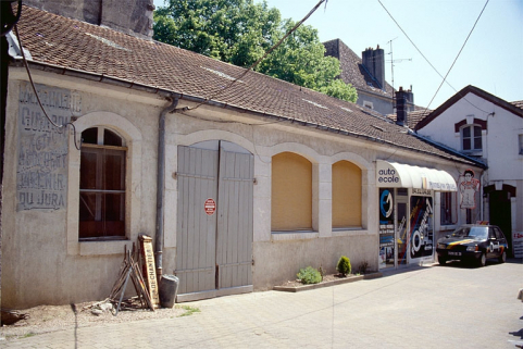 Façade antérieure de l'atelier de fabrication, vue de trois quarts gauche. © Région Bourgogne-Franche-Comté, Inventaire du patrimoine Façade antérieure de l'atelier de fabrication, vue de trois quarts gauche. © Région Bourgogne-Franche-Comté, Inventaire du patrimoine
