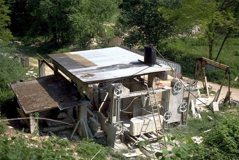 Au premier plan, la scie Perrot Aubertin. © Région Bourgogne-Franche-Comté, Inventaire du patrimoine