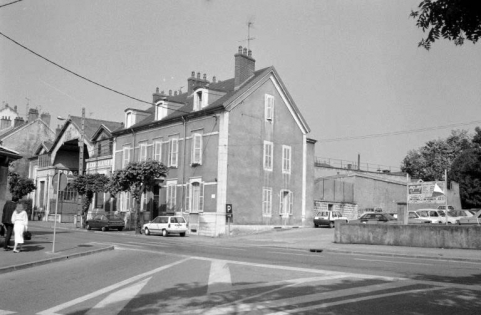 Logement patronal et usine vus de trois quarts droit. © Région Bourgogne-Franche-Comté, Inventaire du patrimoine Logement patronal et usine vus de trois quarts droit. © Région Bourgogne-Franche-Comté, Inventaire du patrimoine
