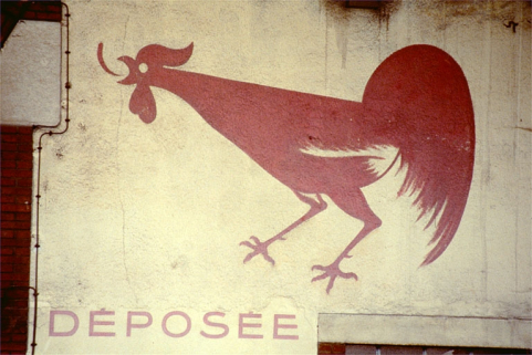 Logotype peint sur la façade de l'atelier (B2). © Région Bourgogne-Franche-Comté, Inventaire du patrimoine Logotype peint sur la façade de l'atelier (B2). © Région Bourgogne-Franche-Comté, Inventaire du patrimoine