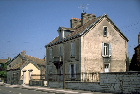 Logement patronal et bureau (B) vus de trois quarts droit. © Région Bourgogne-Franche-Comté, Inventaire du patrimoine Logement patronal et bureau (B) vus de trois quarts droit. © Région Bourgogne-Franche-Comté, Inventaire du patrimoine